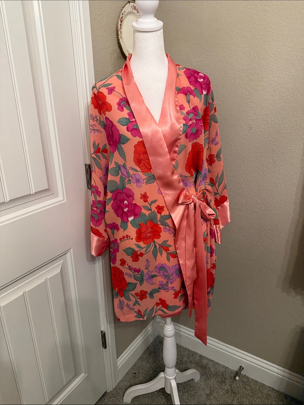 Victoria's Secret Coral Pink Floral Satin-Trim Kimono